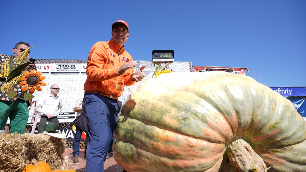 Minnesota man drives hauls giant pumpkin over 2,000 miles to California competition — WCCO / CBS Minnesota, Bloomington Community news