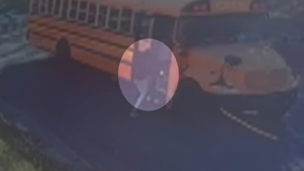 Video shows quick-thinking bystander stop runaway St. Paul school bus — WCCO / CBS Minnesota, Bloomington Health news