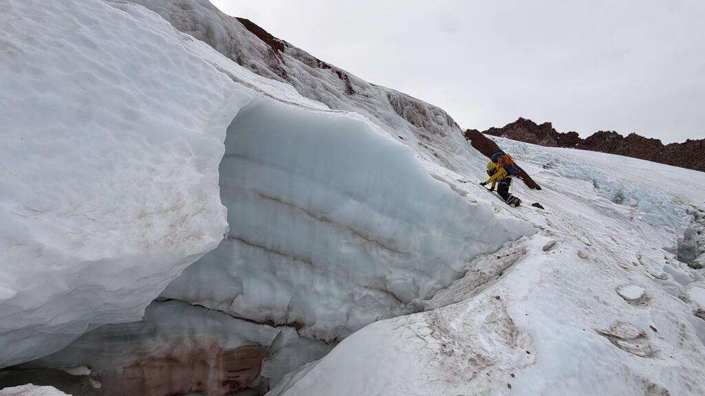 Florida man injured climbing California's Mount Shasta rescued after 2 nights in freezing temps — CBS Miami, Bloomington Health news