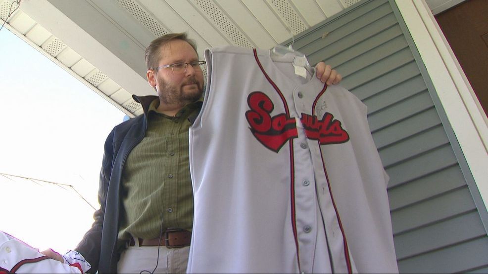Brewers fan makes long drive from Wisconsin to Tampa Bay for Game 3 — Fox 11 Green Bay Local, Bloomington Sports news