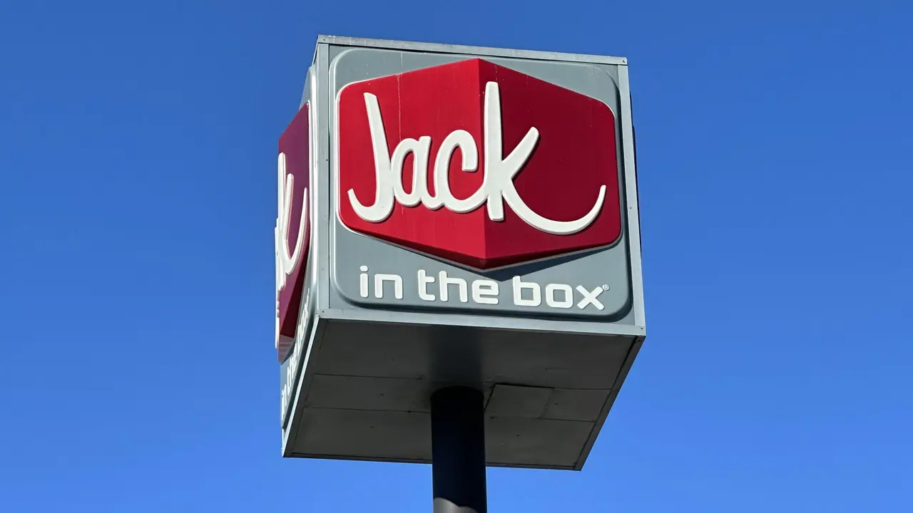 Scalding hot coffee thrown into fast-food manager’s face by angry customer, DA says — Bloomington Dining news